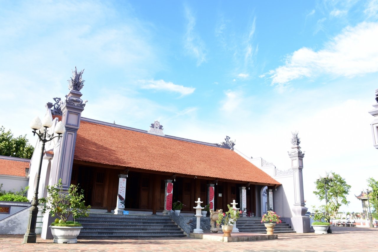 kham-pha-ngoi-chua-co-nhat-mien-trung