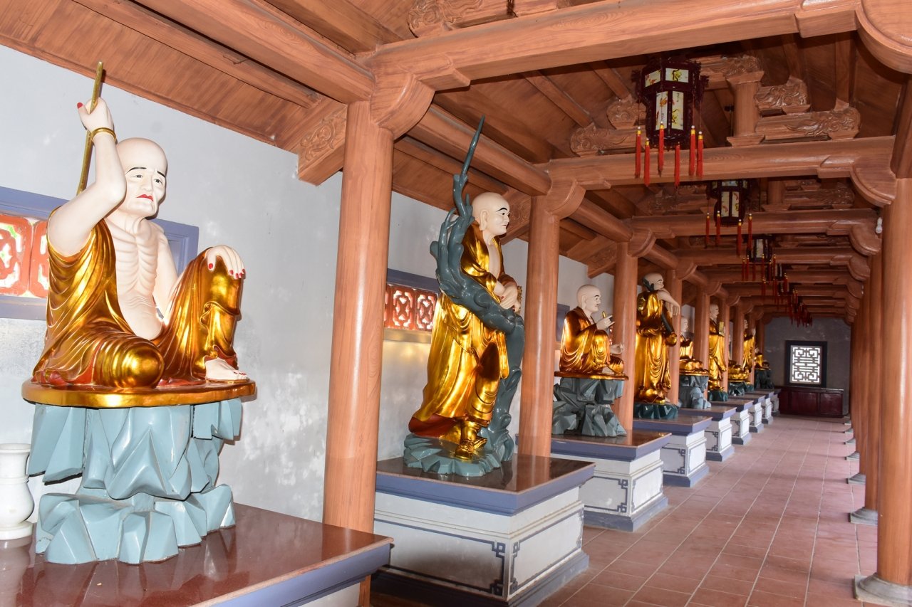 kham-pha-ngoi-chua-co-nhat-mien-trung
