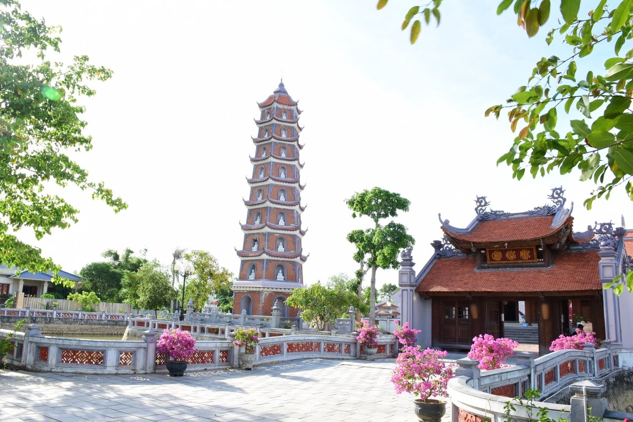 kham-pha-ngoi-chua-co-nhat-mien-trung