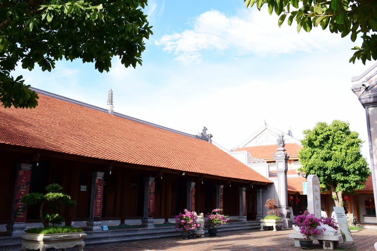 kham-pha-ngoi-chua-co-nhat-mien-trung