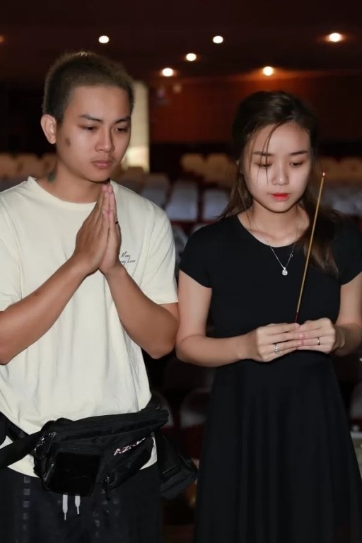 Hoài Lâm cùng vợ - Hoàng Ngọc - lần đầu xuất hiện sau khi nam ca sĩ công khai chuyện đã kết hôn và có con gái cách đây không lâu. Được biết, Hoàng Ngọc cùng chồng đến sân khấu tập luyện cho vở cải lương