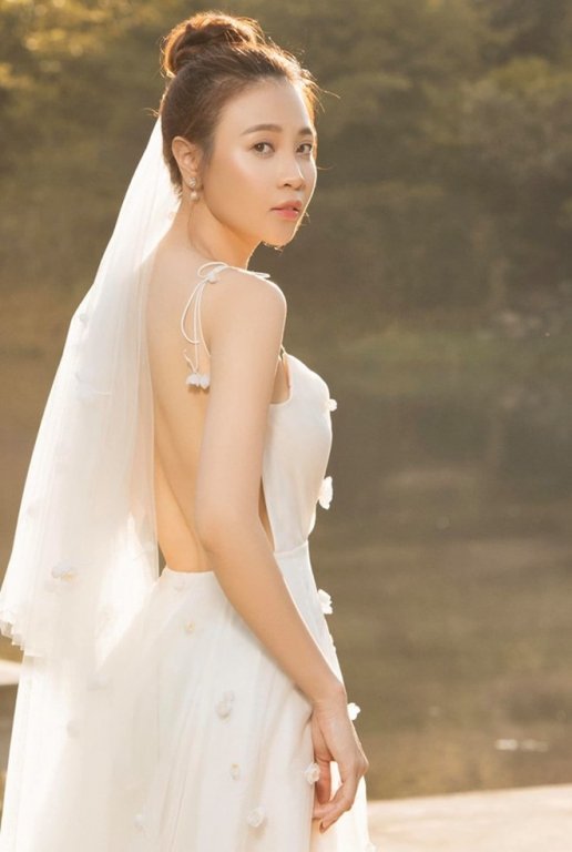 Vẻ gợi cảm và cuộc sống sang chảnh của Đàm Thu Trang trước ngày làm vợ Cường Đô la - Ảnh 1.