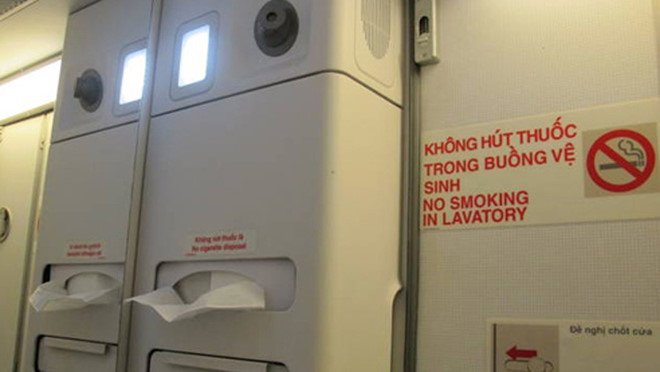 dang-tren-troi-ca-may-bay-thot-tim-khi-hanh-khach-mo-cua-thoat-hiem-vi-buon-ve-sinh