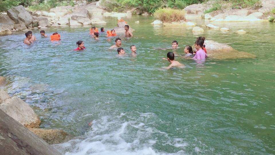 ngam-minh-trong-dong-nuoc-o-ha-long-thu-nho-cua-tinh-quang-binh
