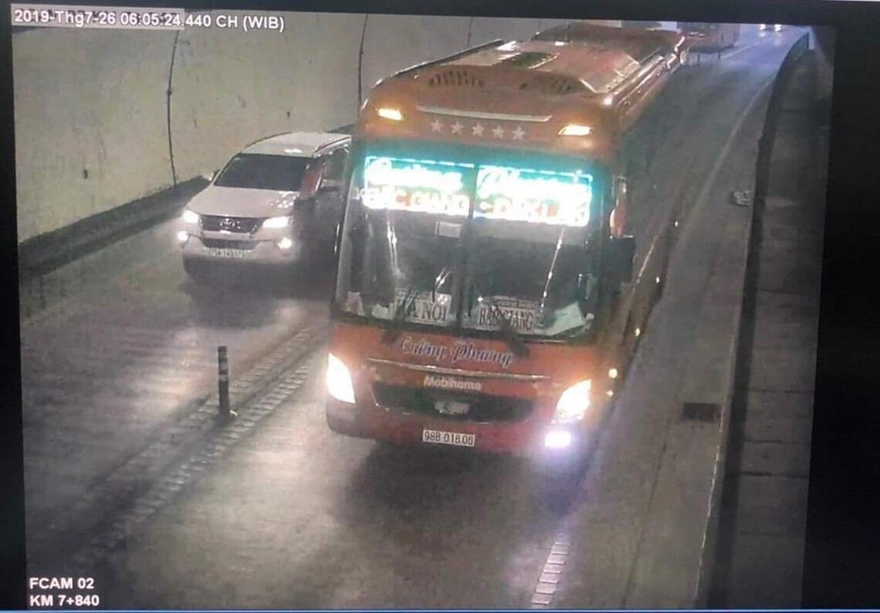 Chiếc xe chạy ngược chiều trong hầm Hải Vân được camera ghi lại.