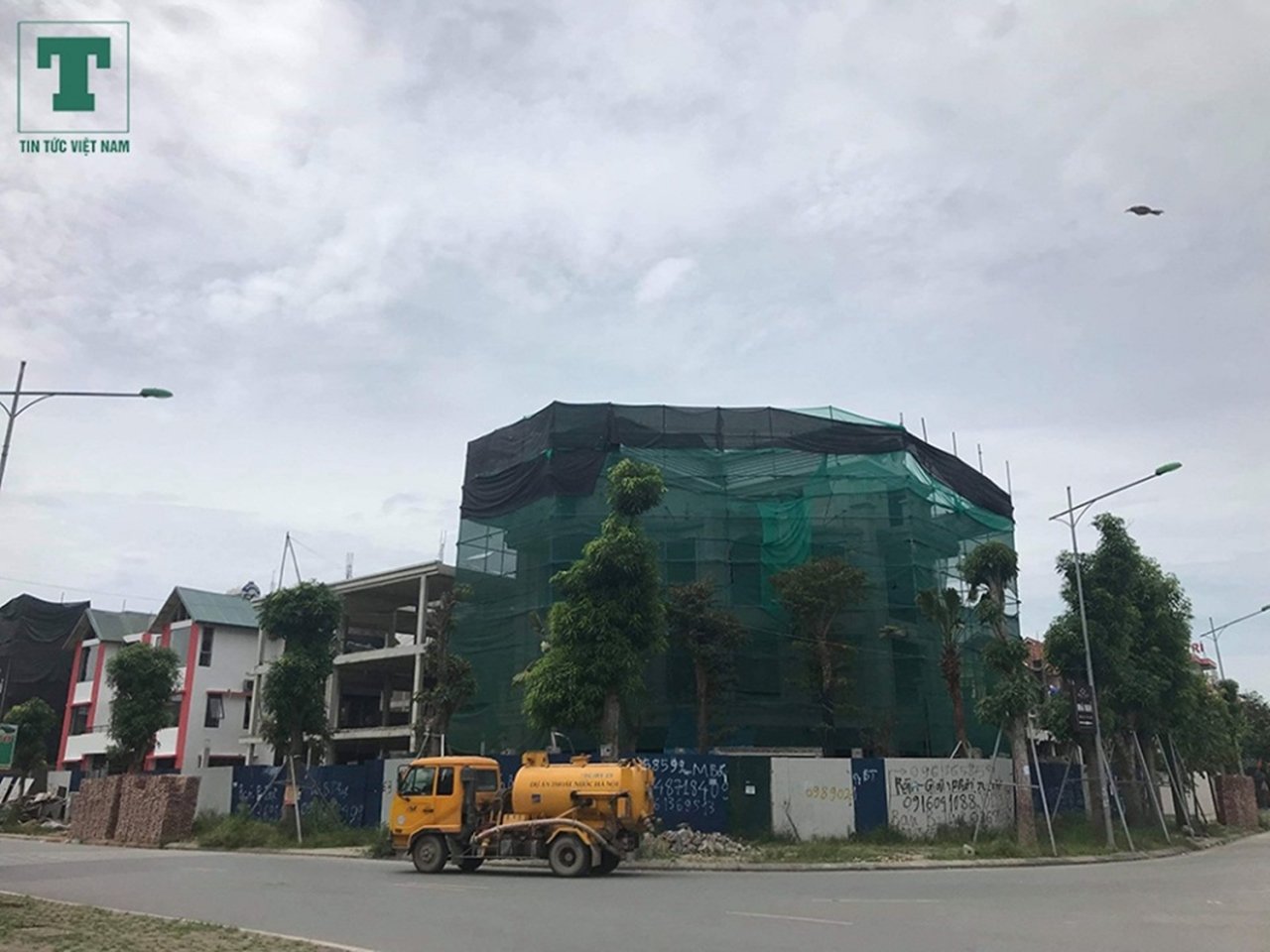 Nhìn từ xa công trình này vượt chội hẳn so với những biệt thự cạnh đó.