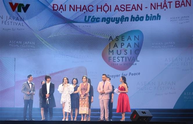 noo-phuoc-thinh-cung-dan-sao-chay-het-minh-trong-dai-nhac-hoi-asean-nhat-ban