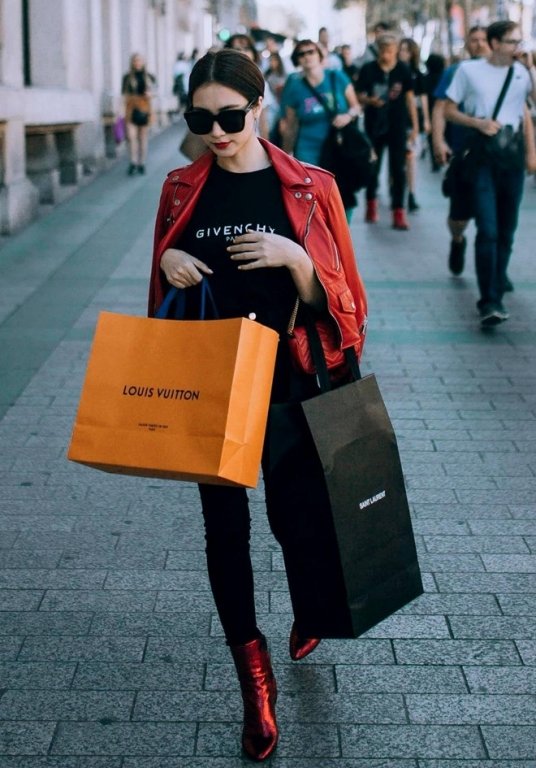 Hòa Minzy bất ngờ thanh lý túi hàng hiệu với lý do cần tiền cho công việc. Cô chia sẻ có thời điểm thích đồ hiệu, muốn mua bằng được cho bằng người khác.