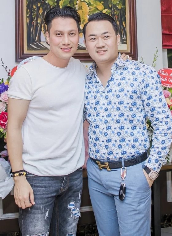 Việt Anh lần đầu xuất hiện sau khi phẫu thuật thẩm mỹ. Nam diễn viên dự sinh nhật của ông bầu Quang Cường tại một nhà hàng ở Hà Nội. 
