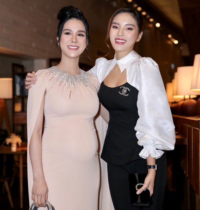Kỳ Duyên cùng Diệp Lâm Anh tham dự lễ cưới của Cường Đô la - Đàm Thu Trang. Hoa hậu Việt Nam 2014 cho biết cô đã giảm 10 kg sau hơn một tháng ăn kiêng và bị chê kém thon gọn trong chương trình 
