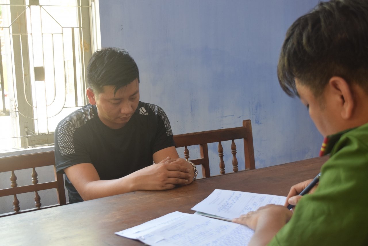 tai-xe-duong-tinh-voi-ma-tuy-dam-vao-chiec-xe-gap-nan-truoc-do