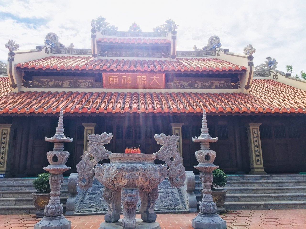 den-diem-du-lich-van-hoa-tam-linh-hap-dan-tren-que-lua-le-thuy