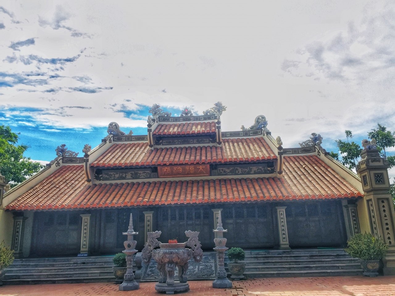 den-diem-du-lich-van-hoa-tam-linh-hap-dan-tren-que-lua-le-thuy