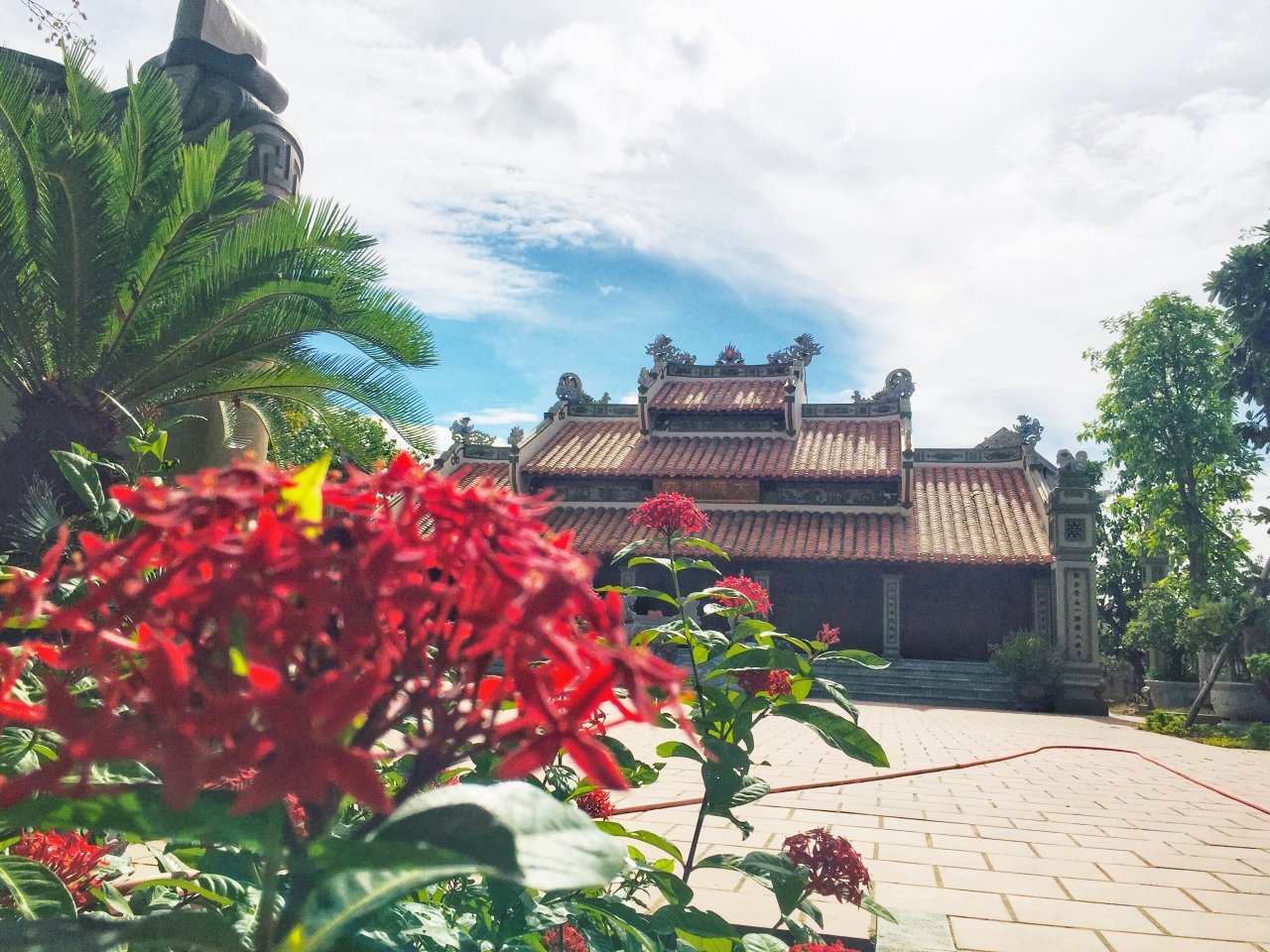 den-diem-du-lich-van-hoa-tam-linh-hap-dan-tren-que-lua-le-thuy