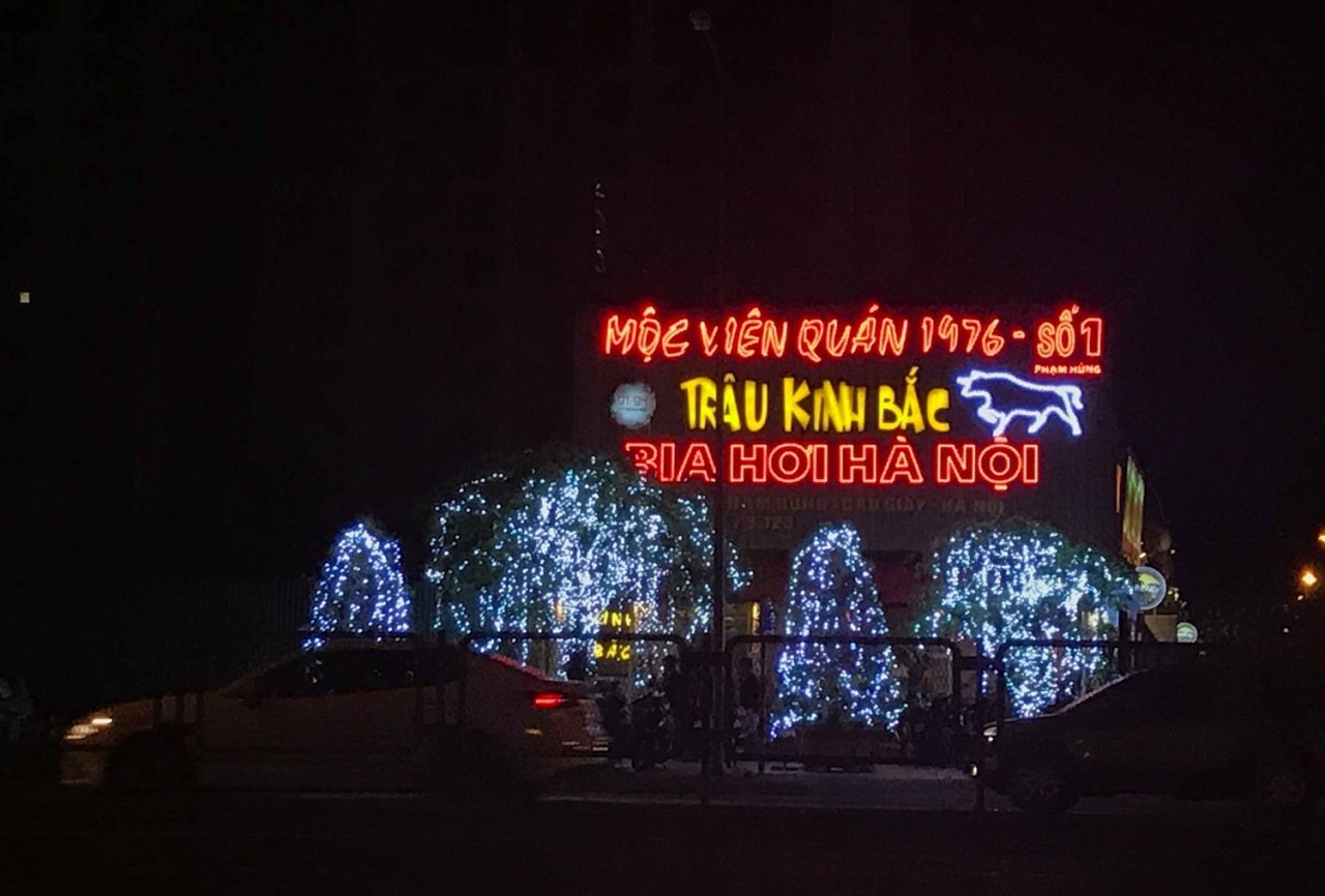 Quán nhậu vô tư hoạt động trên đất giải tỏa cả năm trời bất chấp thông báo cắt điện nước của lãnh đạo phường Dịch Vọng Hậu.