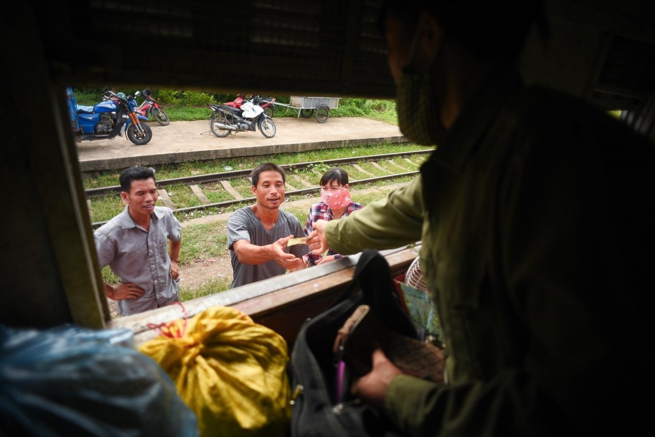 7 gio tren chuyen xe lua vang khach nhat ca nuoc hinh anh 22 