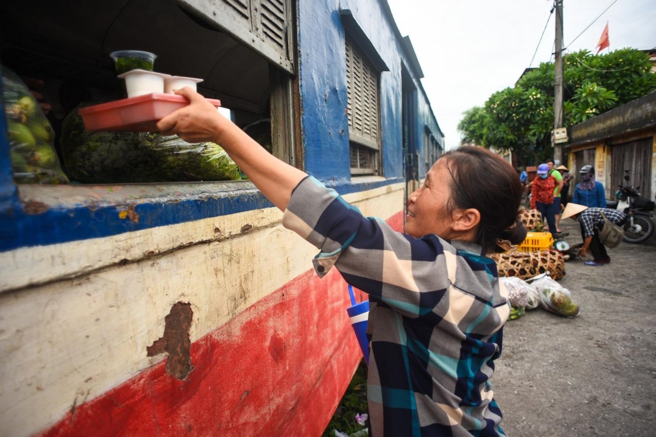 7 gio tren chuyen xe lua vang khach nhat ca nuoc hinh anh 28 