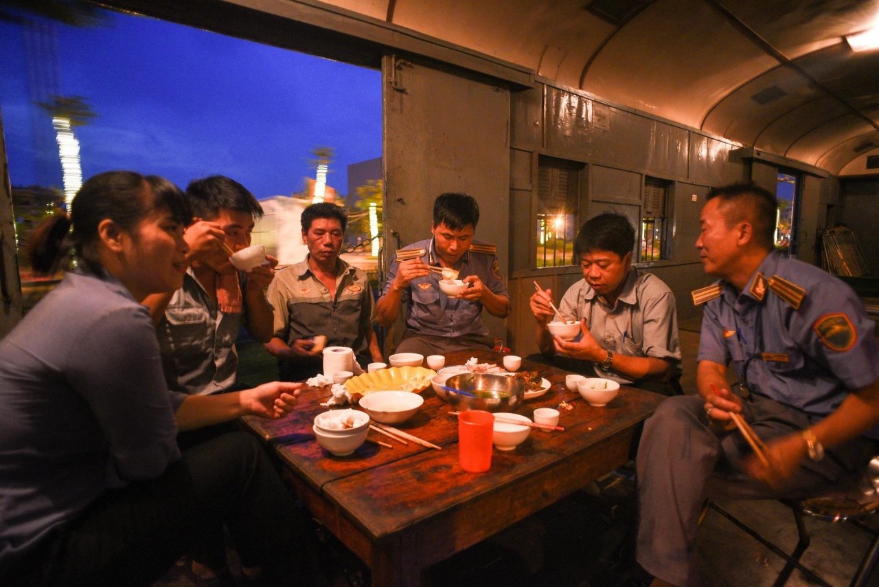 7 gio tren chuyen xe lua vang khach nhat ca nuoc hinh anh 37 