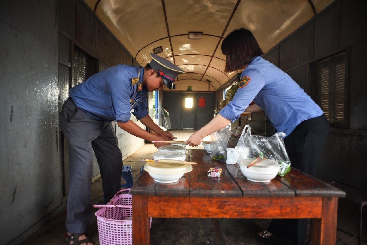 7 gio tren chuyen xe lua vang khach nhat ca nuoc hinh anh 39 