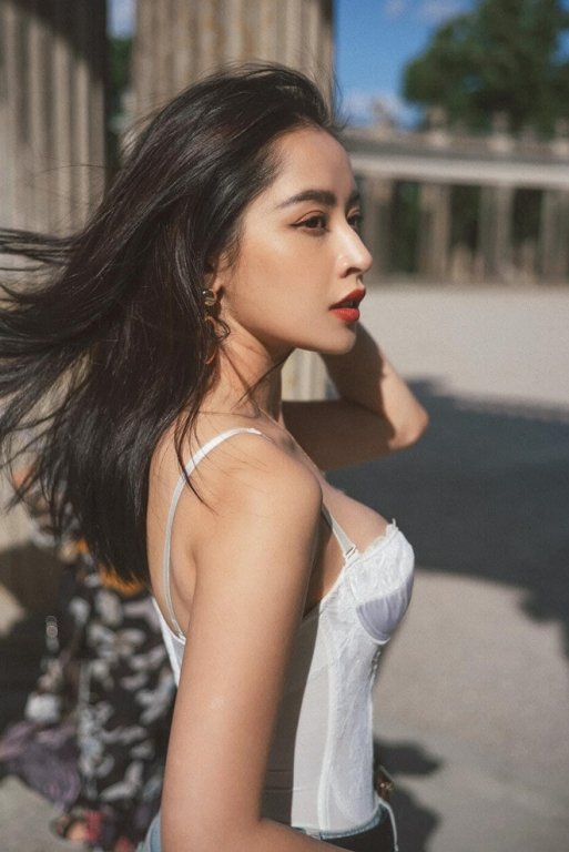 Trên trang cá nhân, Chi Pu không ngại khoe ảnh sexy ở tuổi 26. Cộng đồng mạng cũng dành nhiều lời khen về ngoại hình ngày càng xinh đẹp, quyến rũ của hotgirl 9x. 