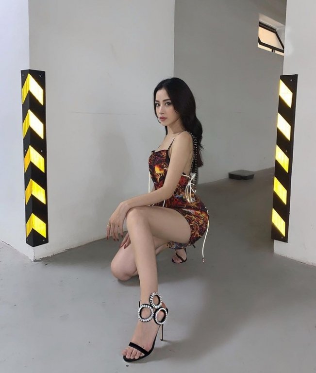 Những chiếc váy ngắn khoét ngực, khoe chân thon, bó sát... được Chi Pu diện thường xuyên. Giọng ca 