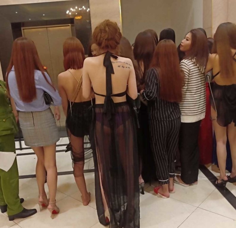 dang-cay-canh-doi-tui-nhuc-dang-sau-son-phan-vay-ao-lap-lanh-cua-nhung-nu-tiep-vien