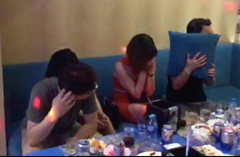 dang-cay-canh-doi-tui-nhuc-dang-sau-son-phan-vay-ao-lap-lanh-cua-nhung-nu-tiep-vien