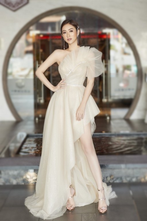 loat-vay-ao-an-tuong-cua-hoa-hau-a-hau-viet-trong-thang-7