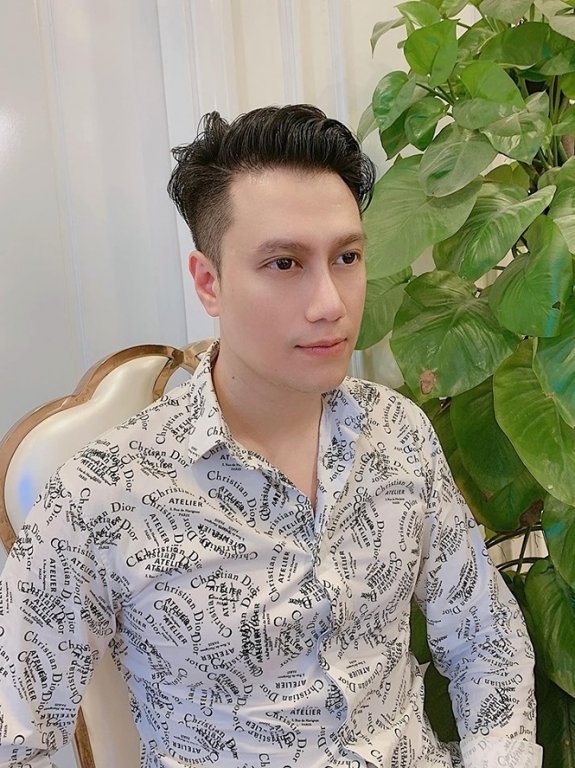 Vẻ ngoài của Việt Anh hậu thẩm mỹ. 