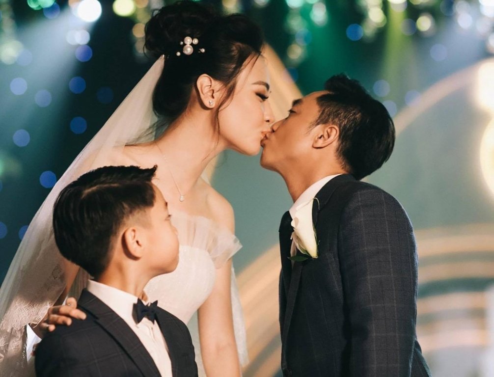 Cường Đô la chia sẻ khoảnh khắc hôn vợ say đắm trong lễ cưới trước sự chứng kiến của con trai. 