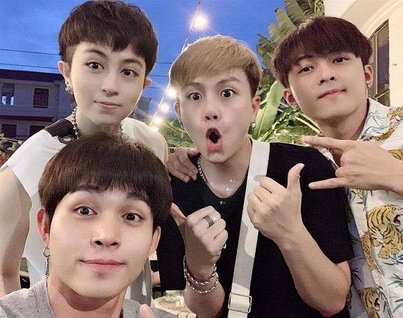 Jun Phạm và Gil Lê như anh em sinh đôi khi chụp ảnh cùng nhau trong một khung hình. 