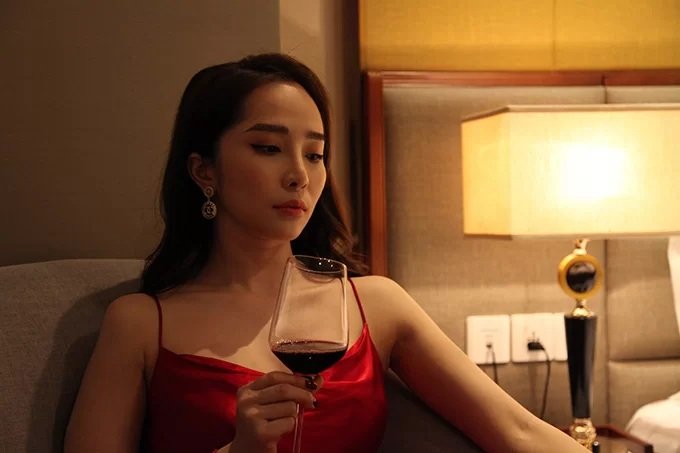 Quỳnh Nga kể suýt ngã khi đóng cảnh vừa hôn vừa xoay người để đóng cửa trong một phân đoạn ở tập 66