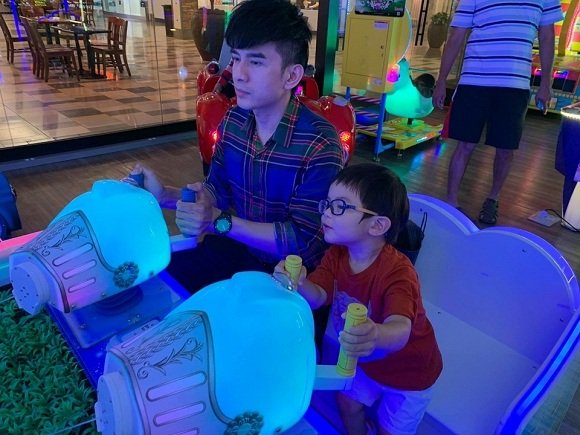Đan Trường dù bận rộn nhưng vẫn cố dành thời gian cho con trai nhỏ.