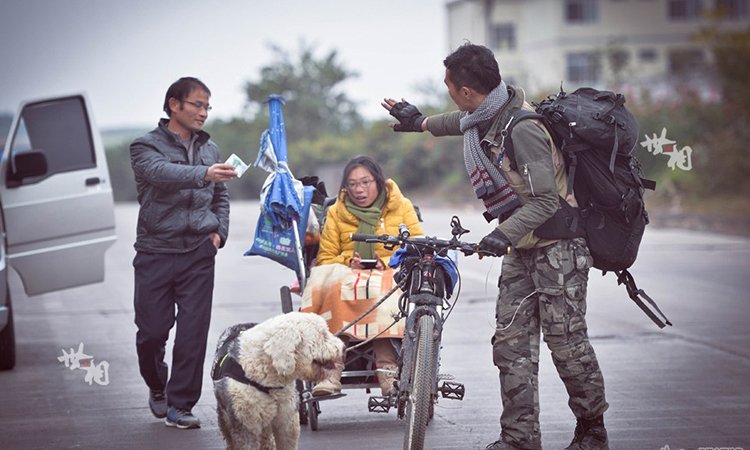 Dù nổi tiếng nhưng đôi vợ chồng trẻ tuyệt đối không nhận tiền quyên góp. Ảnh: China News.