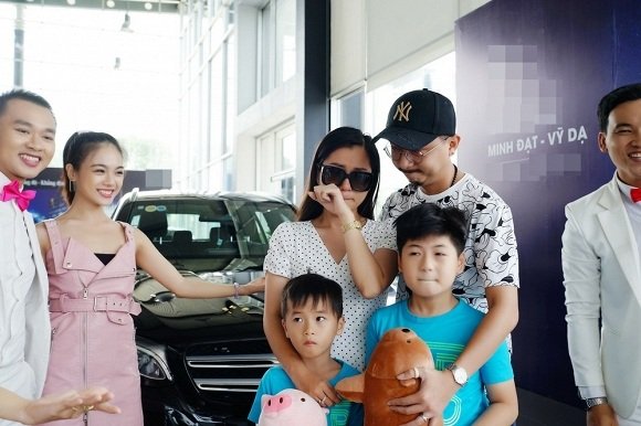 Lâm Vỹ Dạ bật khóc khi được ông xã Hứa Minh Đạt tặng xế hộp tiền tỷ nhân kỉ niệm 9 năm ngày cưới. 