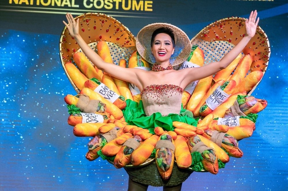 Trước đó, trang phục dân tộc mang tên Bánh Mì của H'Hen Niê cũng gây tranh cãi nhưng lại tạo được tiếng vang khi tham dự cuộc thi. 