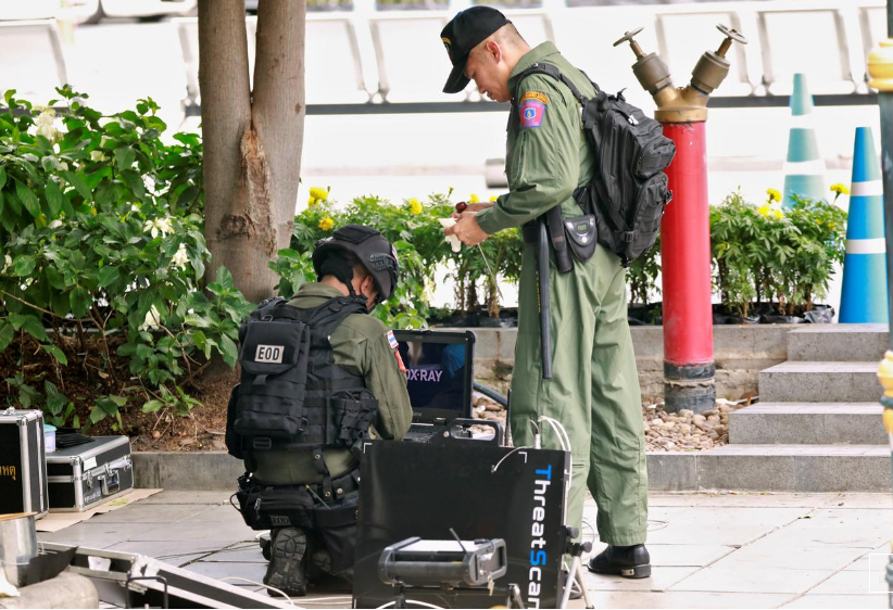 Các chuyên gia rà phá bom mìn làm việc ở Bangkok ngày 2/8.