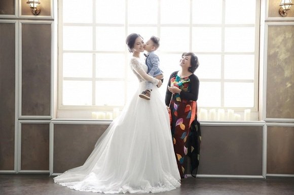 Thu Quỳnh bất ngờ tung ảnh mặc váy cưới bên mẹ sau nghi vấn có tình mới.