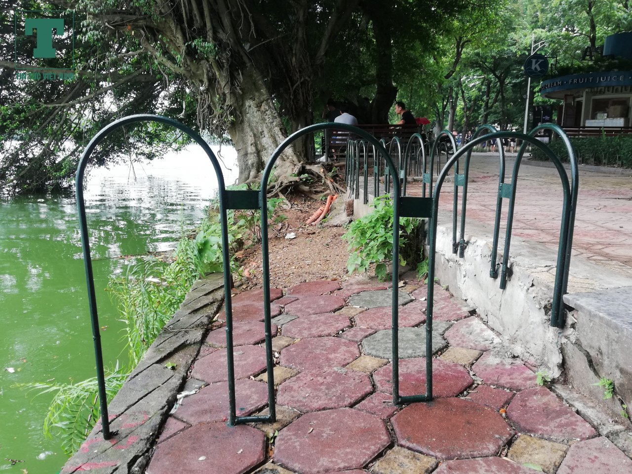 truoc-bao-so-3-ha-noi-dung-rao-sat-bien-bao-nguy-hiem-quanh-khu-vuc-sat-lo-tai-ho-hoan-kiem