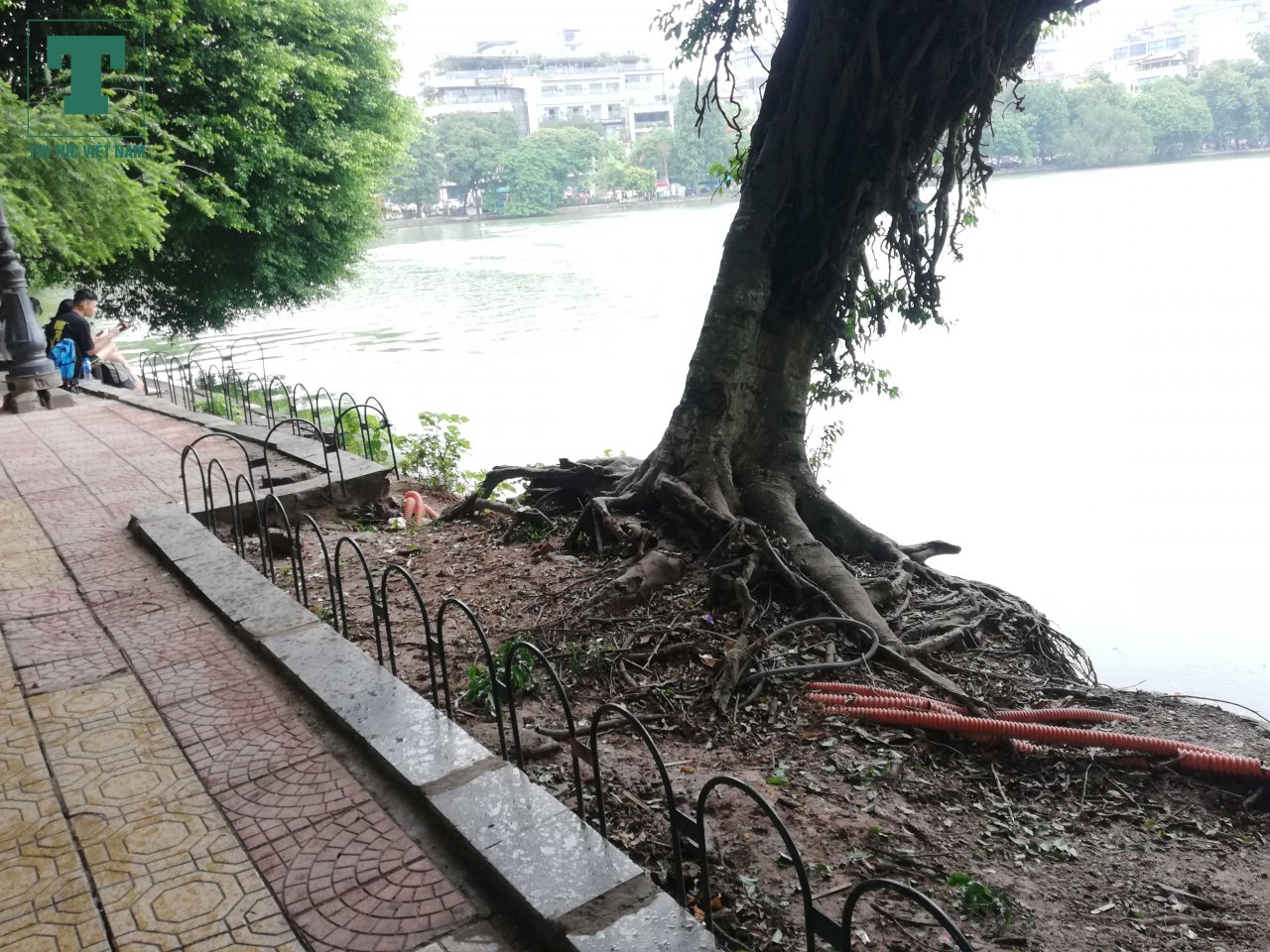 truoc-bao-so-3-ha-noi-dung-rao-sat-bien-bao-nguy-hiem-quanh-khu-vuc-sat-lo-tai-ho-hoan-kiem