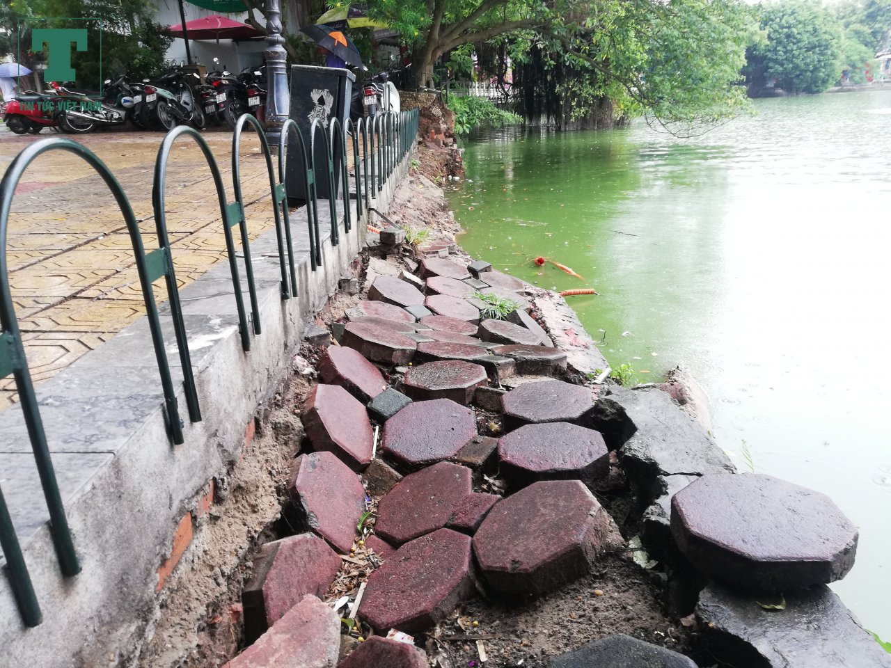 truoc-bao-so-3-ha-noi-dung-rao-sat-bien-bao-nguy-hiem-quanh-khu-vuc-sat-lo-tai-ho-hoan-kiem