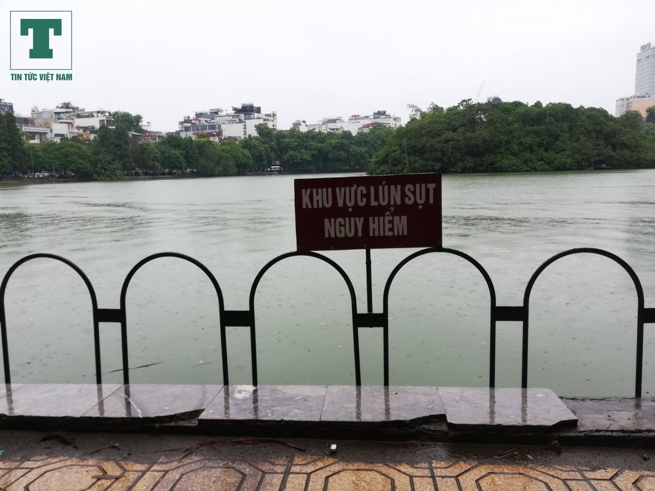 truoc-bao-so-3-ha-noi-dung-rao-sat-bien-bao-nguy-hiem-quanh-khu-vuc-sat-lo-tai-ho-hoan-kiem