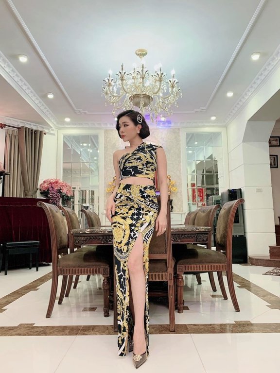 u40-le-quyen-tao-bao-dien-bikini-khoe-than-hinh-nong-bong