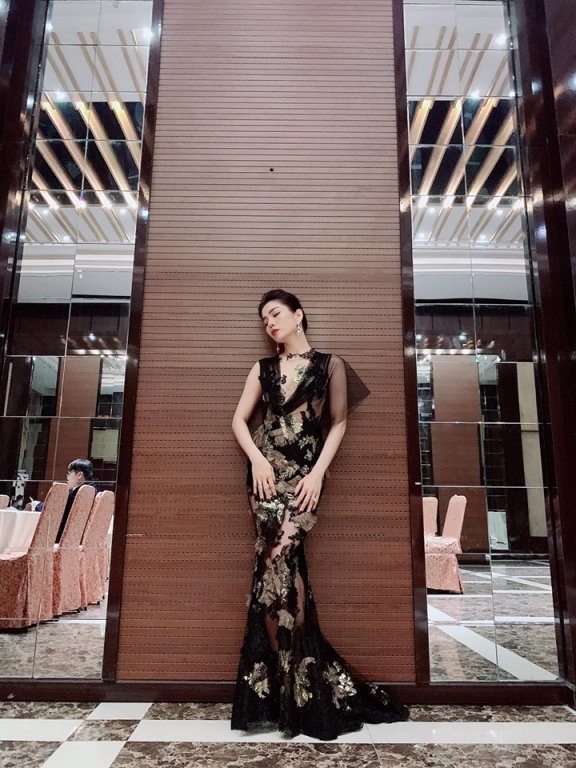 u40-le-quyen-tao-bao-dien-bikini-khoe-than-hinh-nong-bong