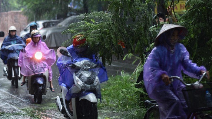 ha-noi-mua-lon-quang-ninh-hai-phong-ngap-sau-khap-noi-cay-do-khi-bao-so-3-di-qua