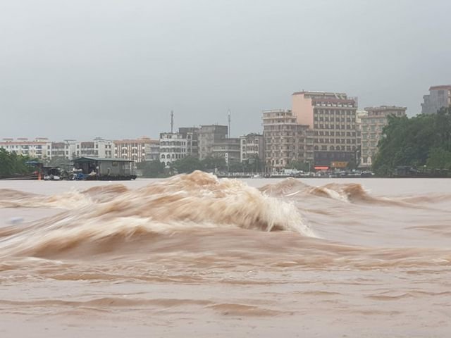 ha-noi-mua-lon-quang-ninh-hai-phong-ngap-sau-khap-noi-cay-do-khi-bao-so-3-di-qua