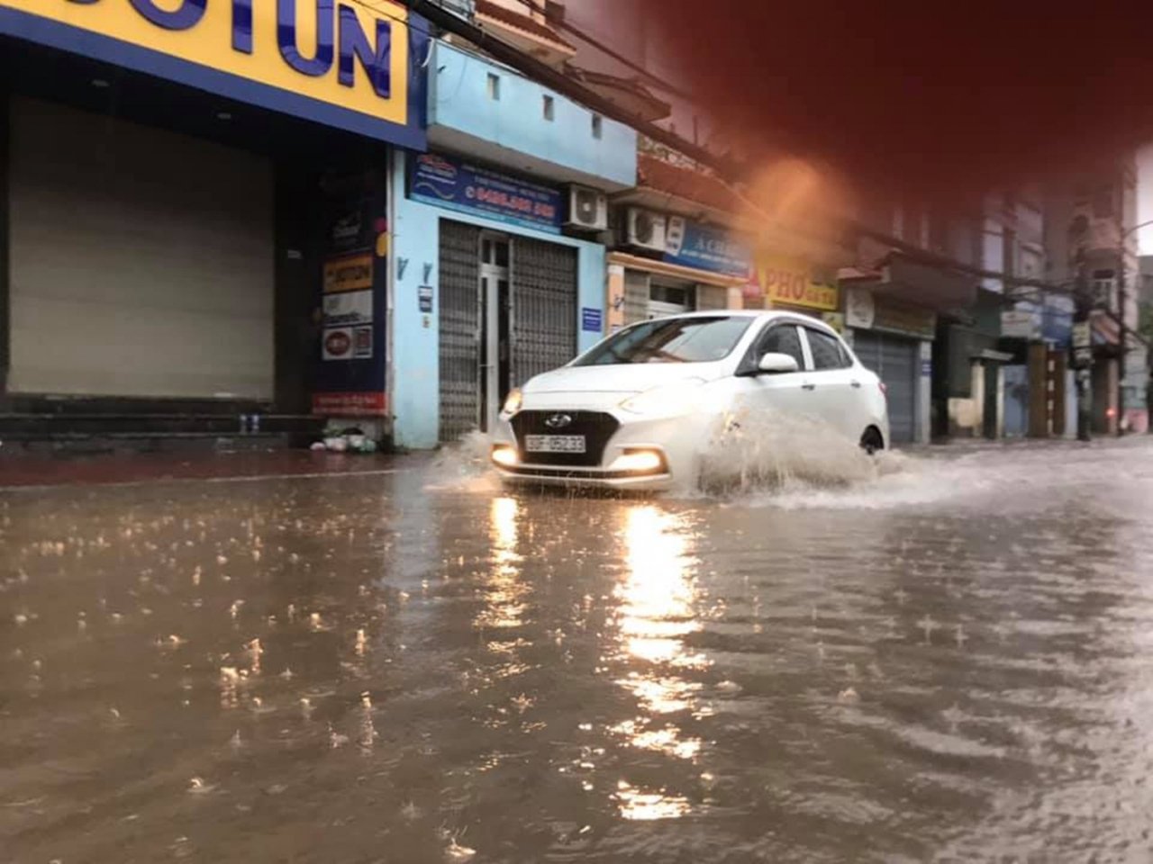 Hà Nội mưa như trút nước nhiều tuyến phố chìm trong biển nước