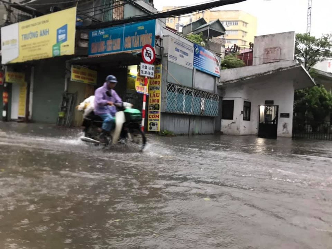 Hà Nội mưa như trút nước nhiều tuyến phố chìm trong biển nước