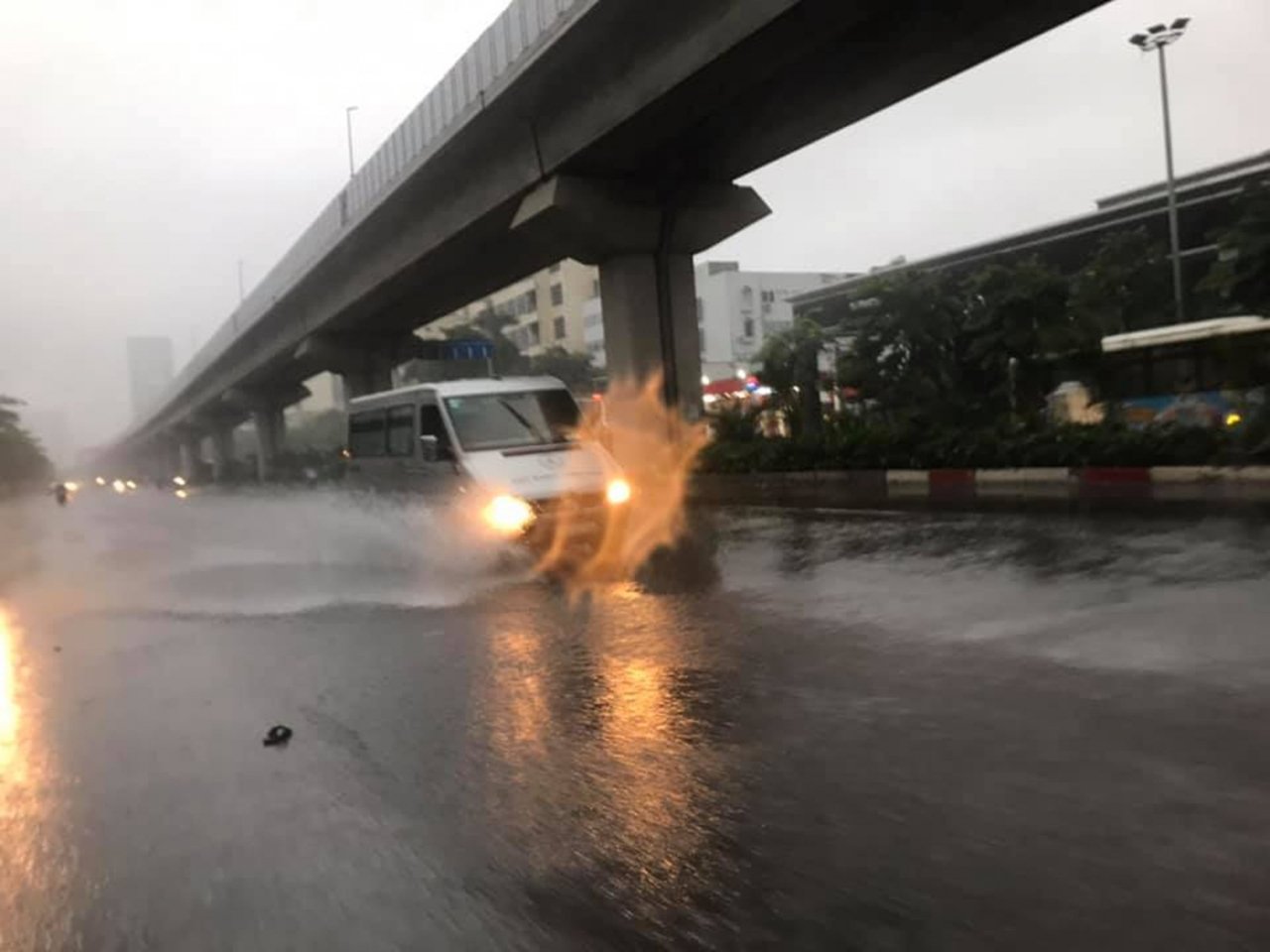 Khu vực đường Phạm Hùng (vành đai 3 trên cao) cũng chìm trong biển nước.