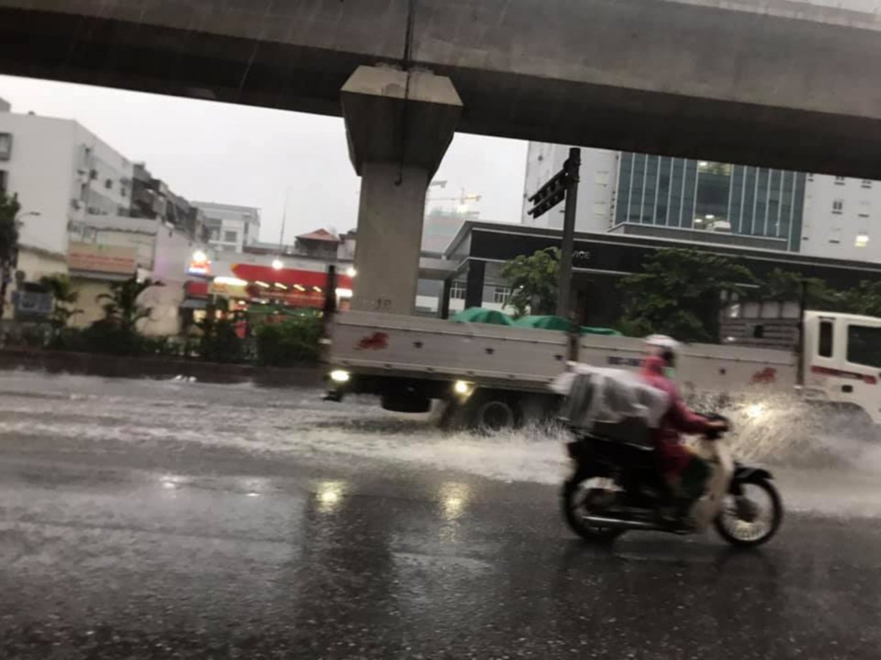 Hà Nội mưa như trút nước nhiều tuyến phố chìm trong biển nước